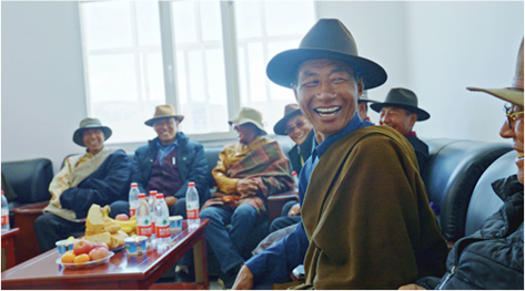 设立阳光桑榆驿站，捐建村镇老年活动中心，关爱关注农村孤寡老人身心健康